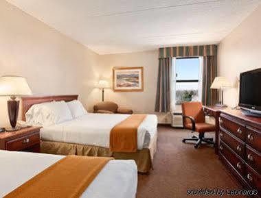 Hotel Baymont By Wyndham - Purdue 2*